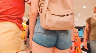 perfect teen ass shorts walk