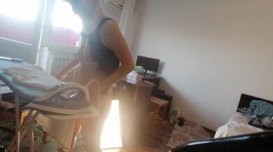 Femme amateur faisant le ménage nue. Latine à la chatte poilue et au gros cul.