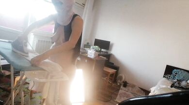 Femme amateur faisant le ménage nue. Latine à la chatte poilue et au gros cul.