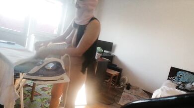 Femme amateur faisant le ménage nue. Latine à la chatte poilue et au gros cul.