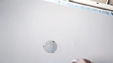 Moglie amatoriale fa i lavori domestici nuda. Mora con figa pelosa e culo grosso.