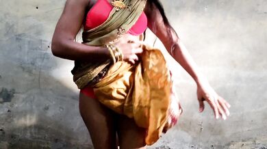 Desi bhabhi wearing a saree and fucking in devar