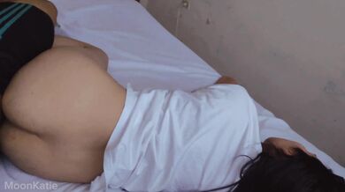 Sexo duro temprano en la mañana con hermanastra y semen en su culo - MoonKatie