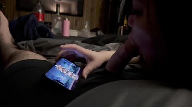 Free Use GF Sucks Me While Playing Phone Game