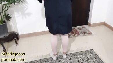 مرضیه خانم خدمتکار خونم داشت نظافت میکرد مخشو زدم تا برام ساک بزنه آب کیرمو قورت داد (پر از مکالمه)