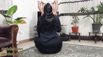 مرضیه خانم خدمتکار خونم داشت نظافت میکرد مخشو زدم تا برام ساک بزنه آب کیرمو قورت داد (پر از مکالمه)