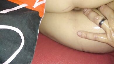 Amatérská masáž zadečku ve spánku.