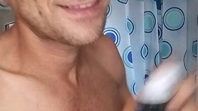 Raso la barba mi sparo un bel segone con tanti sputi e sborra