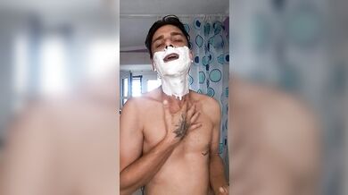 Raso la barba mi sparo un bel segone con tanti sputi e sborra
