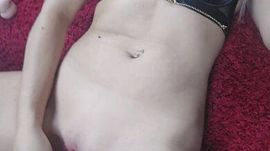 Wyposzczona milf robi sobie dobrze wibratorem.