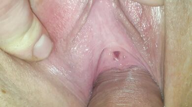 Notgeile Stiefschwester verlangt nach dickem Schwanz und öffnet Pissloch