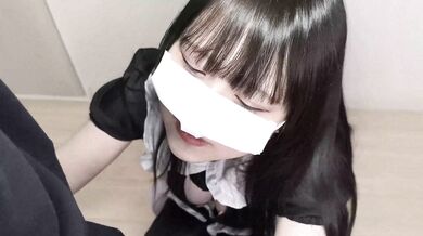 イラマチオで喉奥に突っ込まれても涙目になりながらチンコを離そうとしないしないメイドさんの口内射精