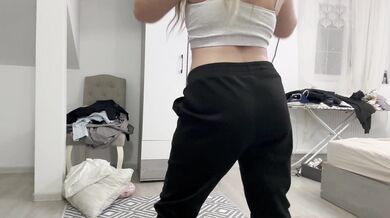 Farting in my messy room . Full clip on my onlyfans page
