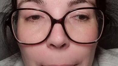 Chica se toca hasta correrse