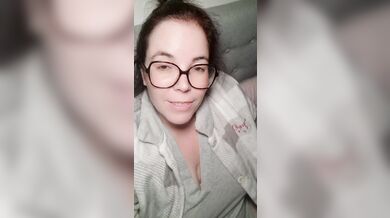 Chica se toca hasta correrse