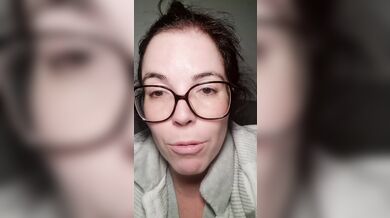 Chica se toca hasta correrse