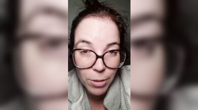 Chica se toca hasta correrse