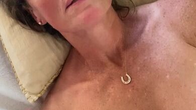 Beautiful MILF love her wand while being fingered