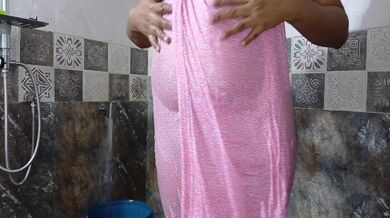 ගමේ නන්ගිය ඇවිත් සැපක් ගන්නව හුත්ත ලෙලි යන්න-Village girl solo fun in the bathroom