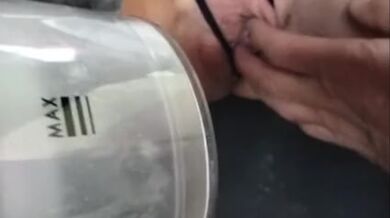 Milf con la fica di fuori pulisce la macchina