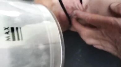 Milf con la fica di fuori pulisce la macchina