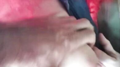 Milf con la fica di fuori pulisce la macchina