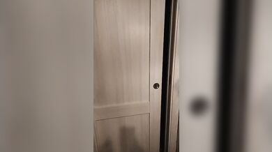 Idraulico a casa della milf esibizionista