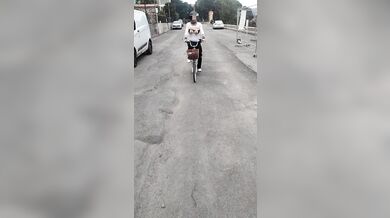 Puttana in bici si fa beccare dai vicini di casa