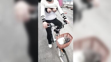 Puttana in bici si fa beccare dai vicini di casa