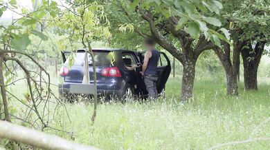 Ce voyeur lui plait, elle fait l amour avec lui dans sa voiture. Sexe et voyeurisme.