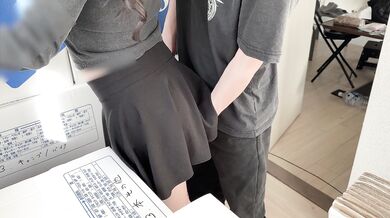 引っ越し作業中の彼女の頭を押さえつけて後ろからガン突きして中出しセックス