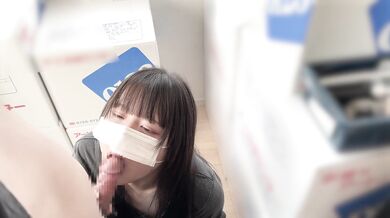 引っ越し作業中の彼女の頭を押さえつけて後ろからガン突きして中出しセックス