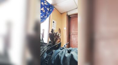 Guy just giving himself a good masturbation on his cock