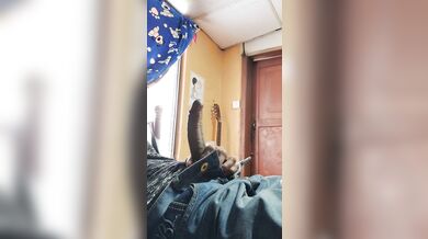 Guy just giving himself a good masturbation on his cock