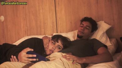 mi hermanastro se da cuenta que nos quedamos solos y aprovecha para hacer de las suyas