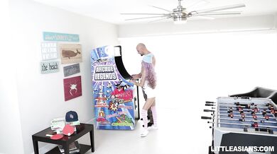 Super small asian gamer (Vina Sky)