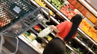 Candid sexy big fat bubble butt MILF shopping in black leggings