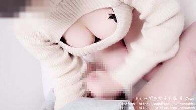 短小包茎をゆっくり剥いて手コキ 谷間とむちむち太ももを見せつける爆乳女子大生