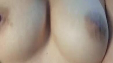 Sacudo mis tetas mientras todos duermen en casa