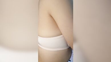 Sacudo mis tetas mientras todos duermen en casa