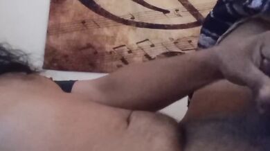 Despierto erecto y me masturbo, termino a chorros