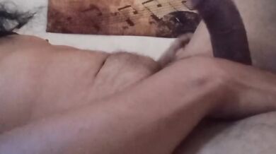 Despierto erecto y me masturbo, termino a chorros