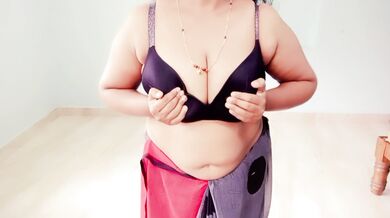 Indian Desi Big Boobs Bhabhi in Live Show