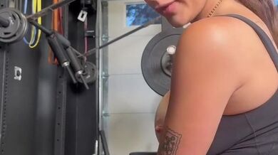 Arikytsya riding sybian gym fuck workout onlyfans video