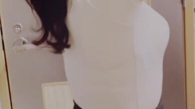 40代素人妻 清楚 色白ムチムチ 今日も暑いね 急いで来たから汗かいちゃった\ もう脱いじゃうね 早くお風呂入ろ ソファーで弄られてピクピクしちゃった 即尺して綺麗にしてあげる Mature Wife