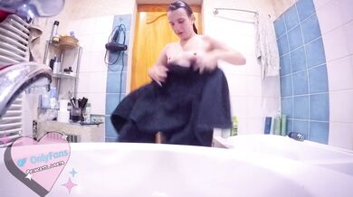 Beautiful Teen Enjoying Bath And Exploring Sexy Underwater Body