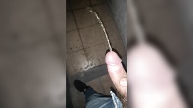 Una meada a chorros para limpiar de semen las cañerias