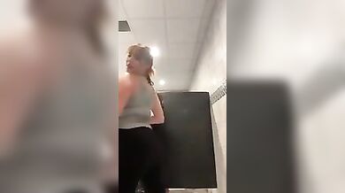 Whoknowzmaddie spreading booty gym bathroom $1000 donation video