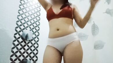 Sinulit ne Small Babe magfinger sa Shower Room kasi wala si Friend