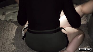 Чистое удовольствие для современного мужчины, трахает его драконьим дилдо с пошлыми разговорами